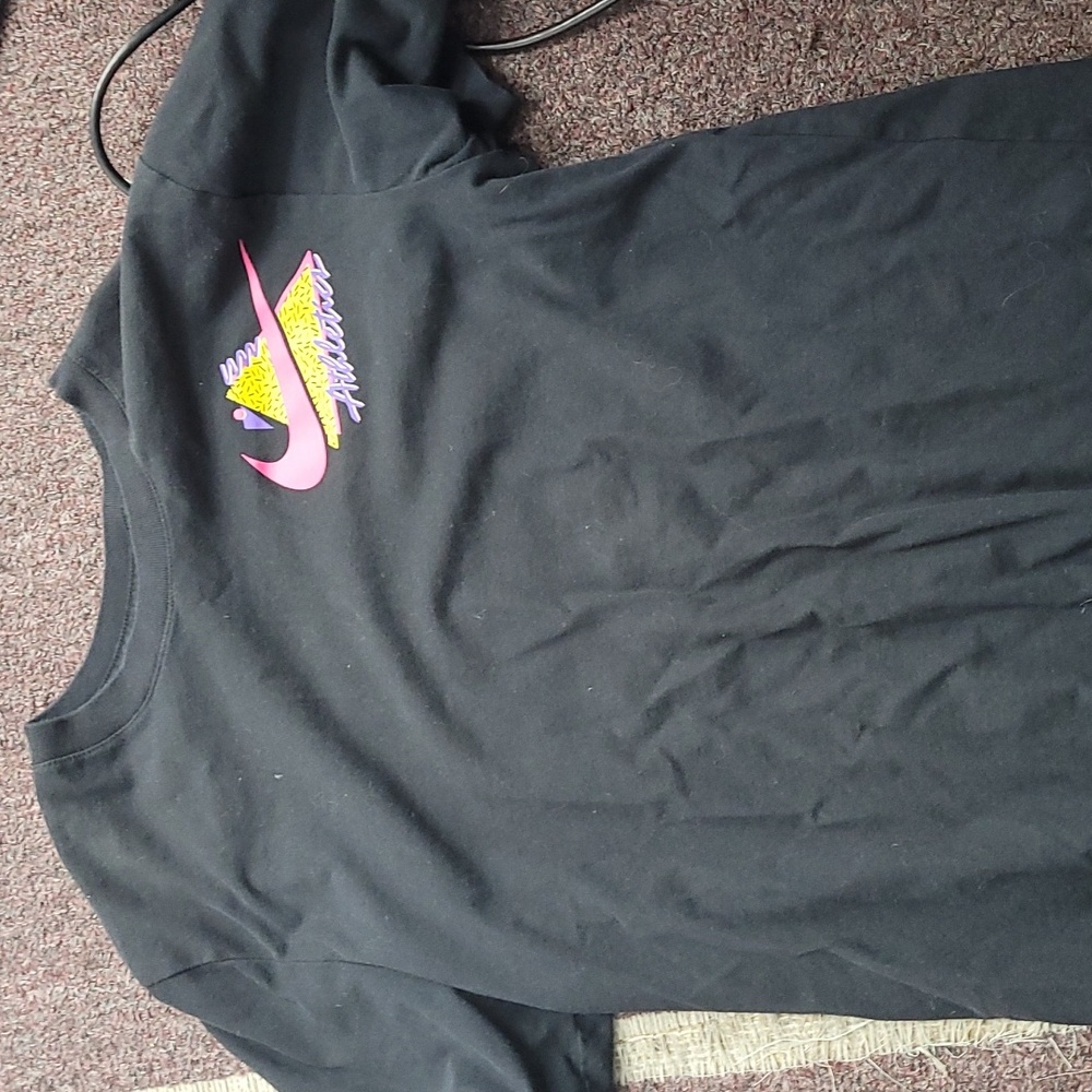 AUTHENTIC VINTAGE NIKE T-SHIRT VERY COOL DESIGN DRI FIT